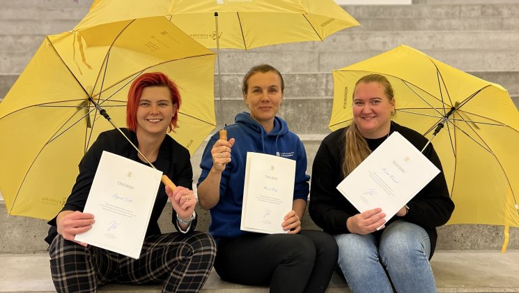 Sigrid Tilk, Maret Pihu ja Karin Vassil haridusministri tänukirjadega ning liikumisõpetuse lennukust sümboliseerivate kollaste vihmavarjudega.